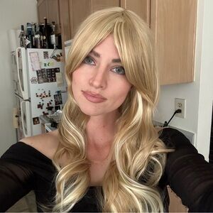 Sabrina Carpenter inspired blonde wavy wig